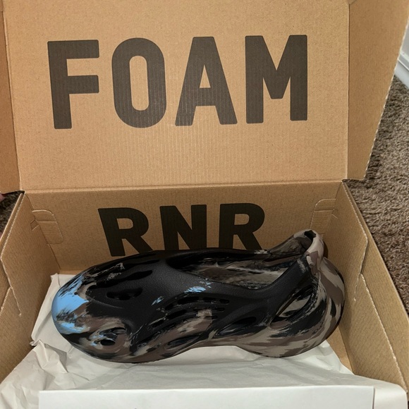 Yeezy Foam Runner MX Cinder YZY FOAM RNNR SZ8 BNIB - Picture 3 of 3
